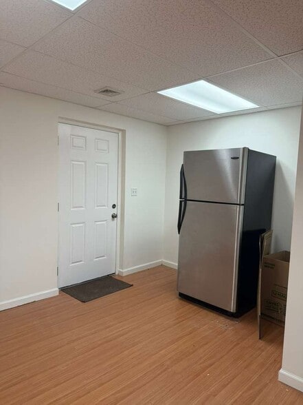 Building Photo - 15 Bobrick Rd