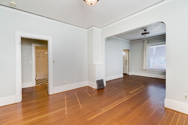 Building Photo - 3Bd/1.75Ba Seattle House