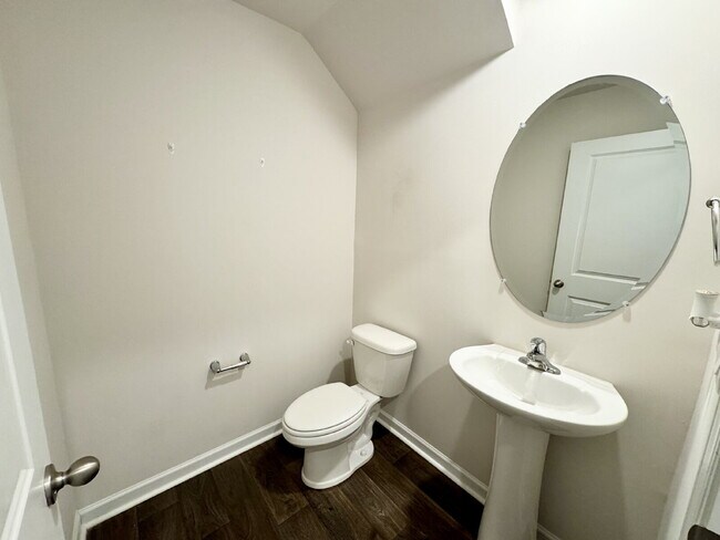 Building Photo - Charming 3-bedroom townhome ready to welcome a new family!