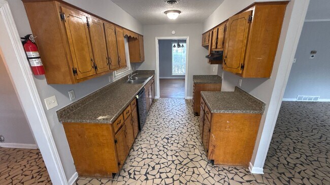 Building Photo - Spacious 3 Bed and 2 Bath for rent in Pkwy...