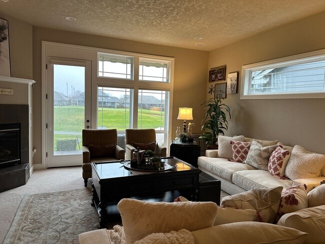 Building Photo - Stunning home on the OGA course