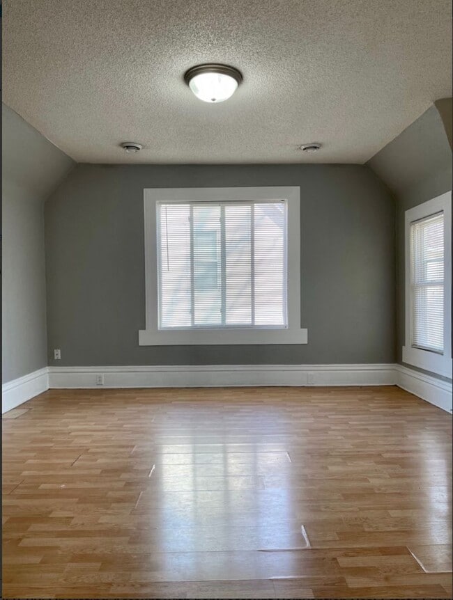 Building Photo - 973 Geranium Ave E
