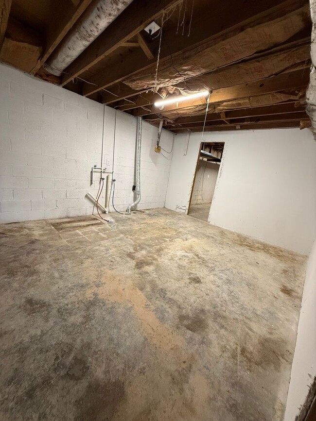 Building Photo - 3 BR 2 Bath Brick home