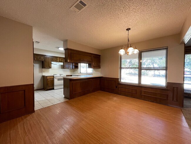 Building Photo - AVAILABLE NOW 3 BEDROOM 2 BATH HOME IN BUR...