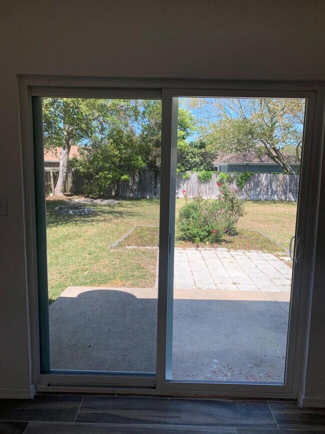 Building Photo - 806 Boulevard De L'Orleans