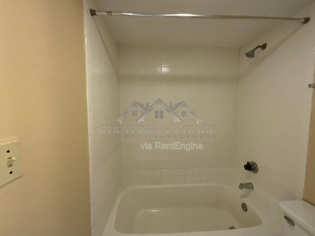 Building Photo - 405 E Bruce Ave