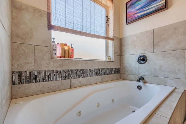 Building Photo - 4 Bedroom 2 bath Beautiful Home