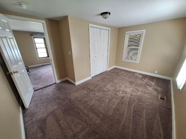 Building Photo - Knoxville 37914 - 3 bedroom, 1 bath home - Contact Tara Hayes (865) 242-8010