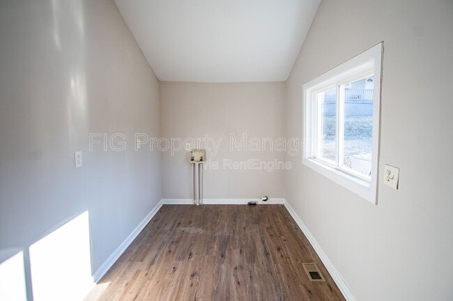 Building Photo - 1138 Valley Dr SW