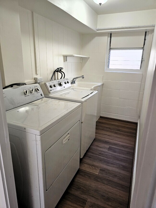 Building Photo - 4 bed, 2.5 bath single family house, Liliha neighborhood.