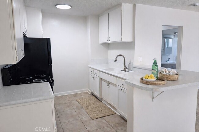 Building Photo - 685 E Vista Chino