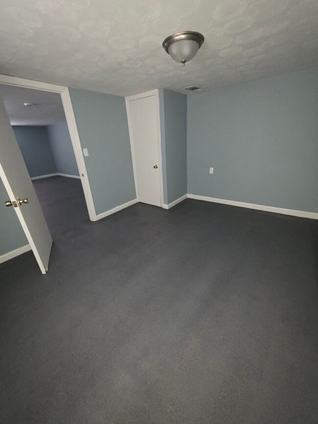Building Photo - BEAUTIFUL 4 BEDROOM 1 BATHROOM HOME