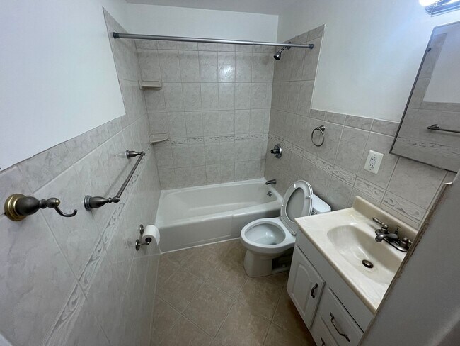 Building Photo - Quiet Corner Apartment in the Heart of Salem