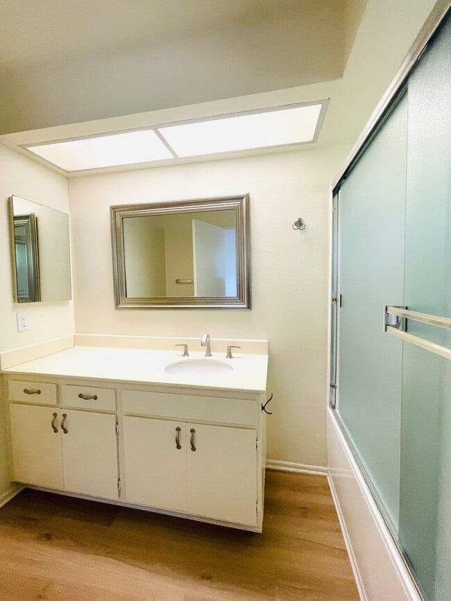 Building Photo - charming 3-bedroom, 2-bathroom home nestle...