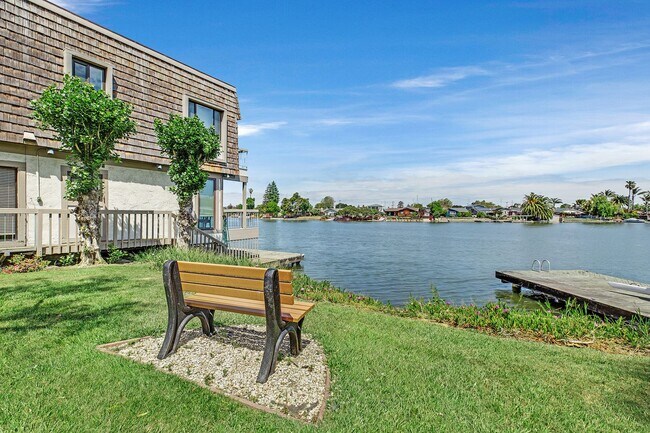 Building Photo - Bright and modern one bedroom one bathroom...
