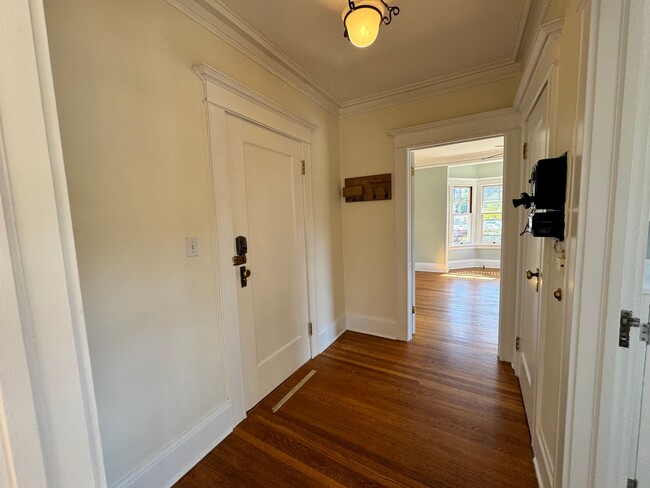 Building Photo - Historic Nob Hill 1Bd/1Ba Condo in NW Port...