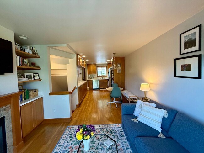 Building Photo - West Seattle Townhome