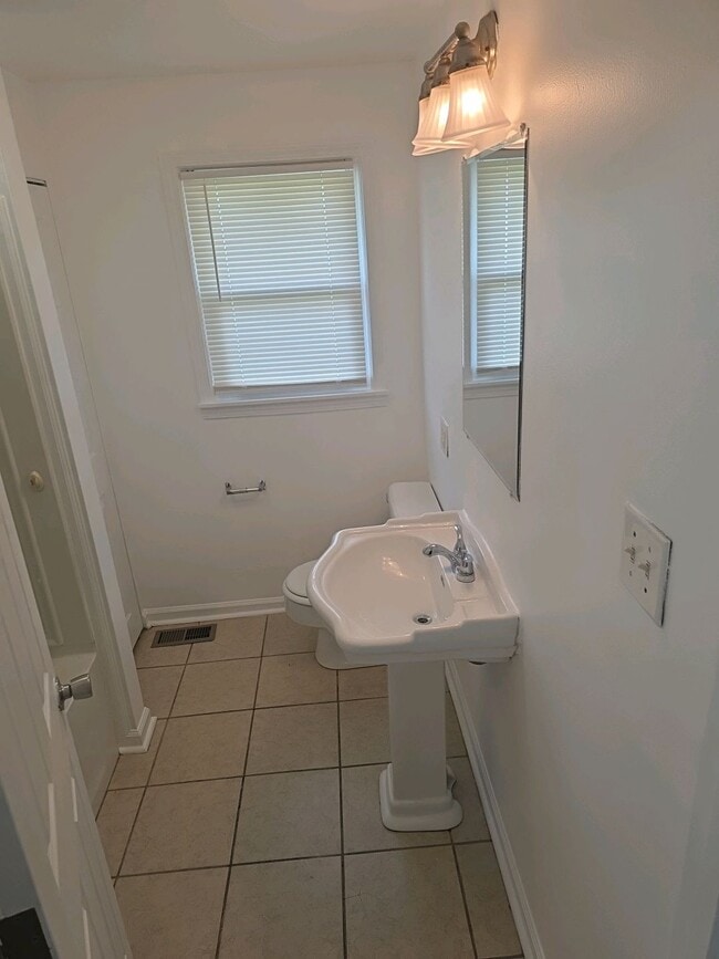 Building Photo - 7802 Columbine Dr