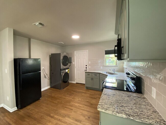 Building Photo - Super Cute, Newly Remodeled, 2bd/1bth hous...