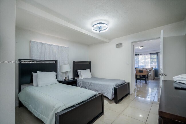 Building Photo - 690 E 10th Ave