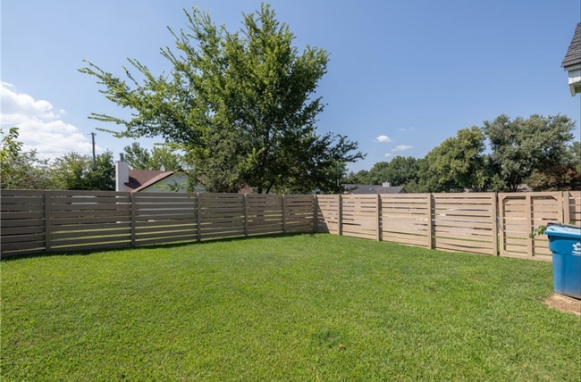 Building Photo - BEAUTIFUL 3 Bedroom 2 Full bath home locat...