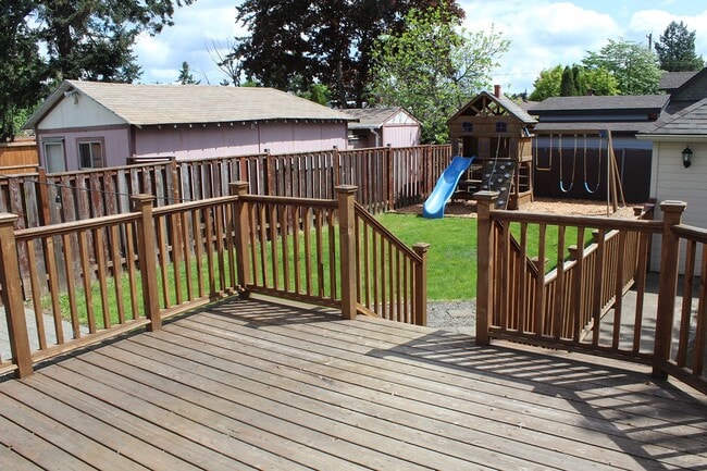 Building Photo - 5002 SE 97th Ave