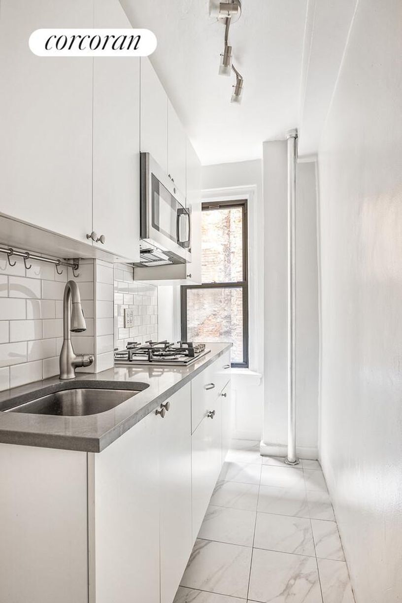 Building Photo - 321 E 54th St