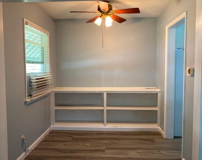 Building Photo - 504 N Hollywood Way