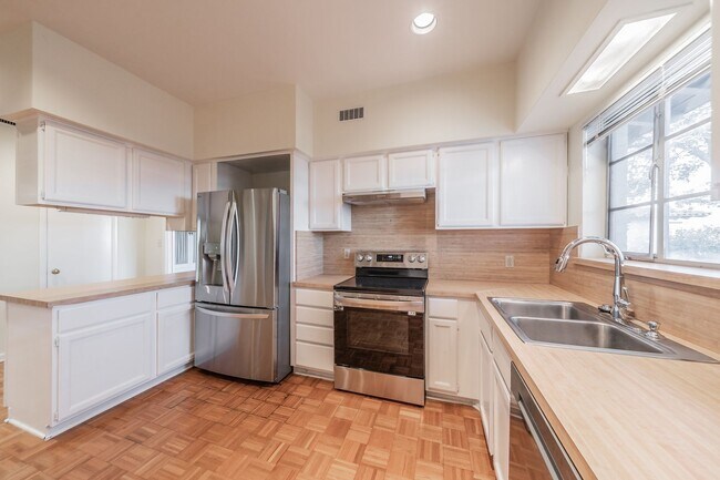 Building Photo - 2-bedroom, 2-bath condo located in the highly desirable Ridglea North neighborhood.