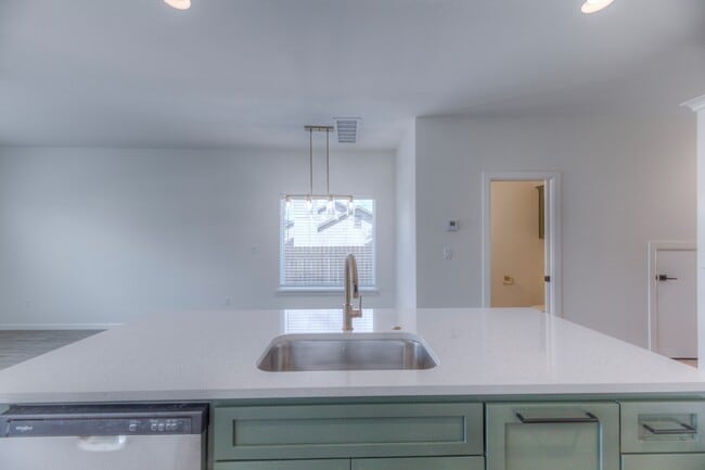 Building Photo - 2819 E 81st Pl