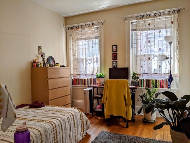 Building Photo - Amazing 3 bed in Coolidge Corner...