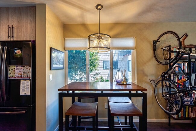 Building Photo - Fremont Townhome