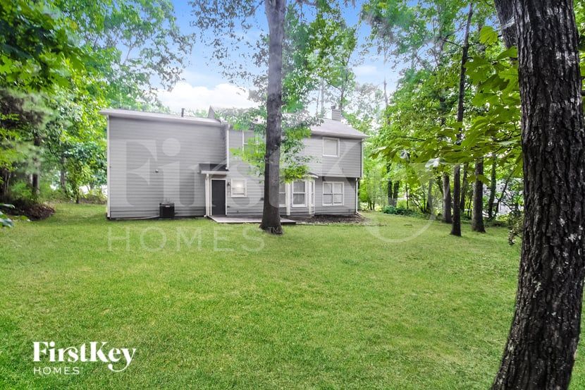 Building Photo - 1985 Castle Royale Dr