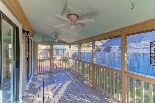 Building Photo - Beautiful 3 BR/2 BA home available in the ...