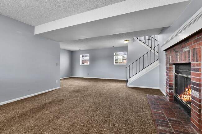 Building Photo - $2,540.95 with $300 off the first month's Rent- 4 Bedroom, 1.5 Bath, Single Family Home in Aurora...