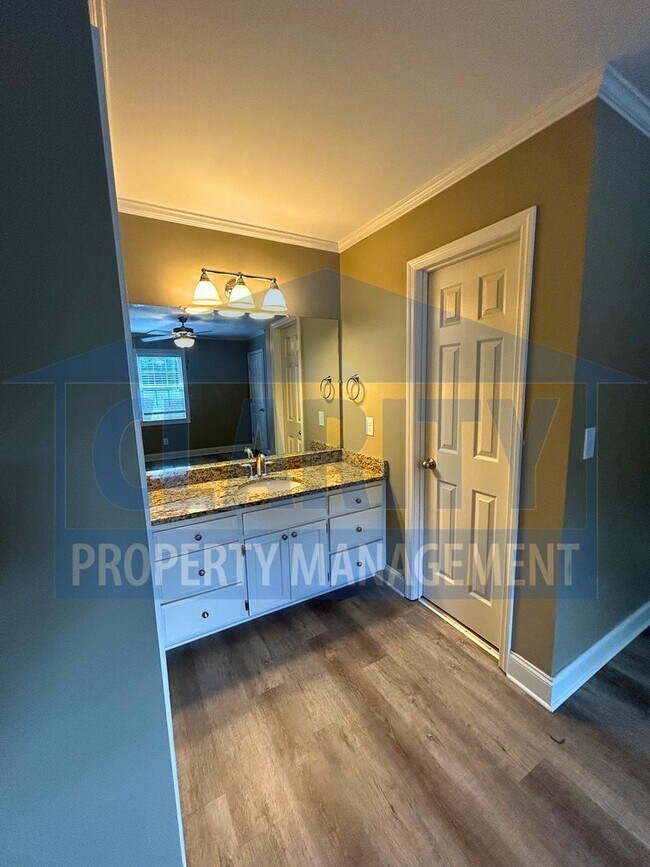 Building Photo - Two bedroom townhome in Downtown Cleveland!