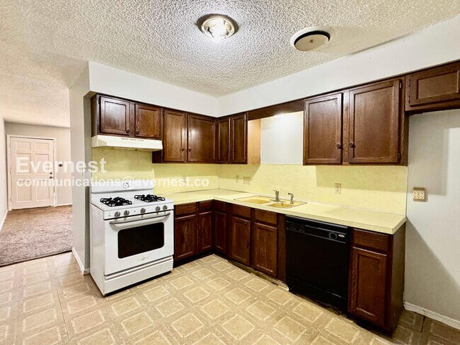 Building Photo - 2 Bed/1 Bath Townhome with Off-Street Parking / Pet-Friendly / Available Now!