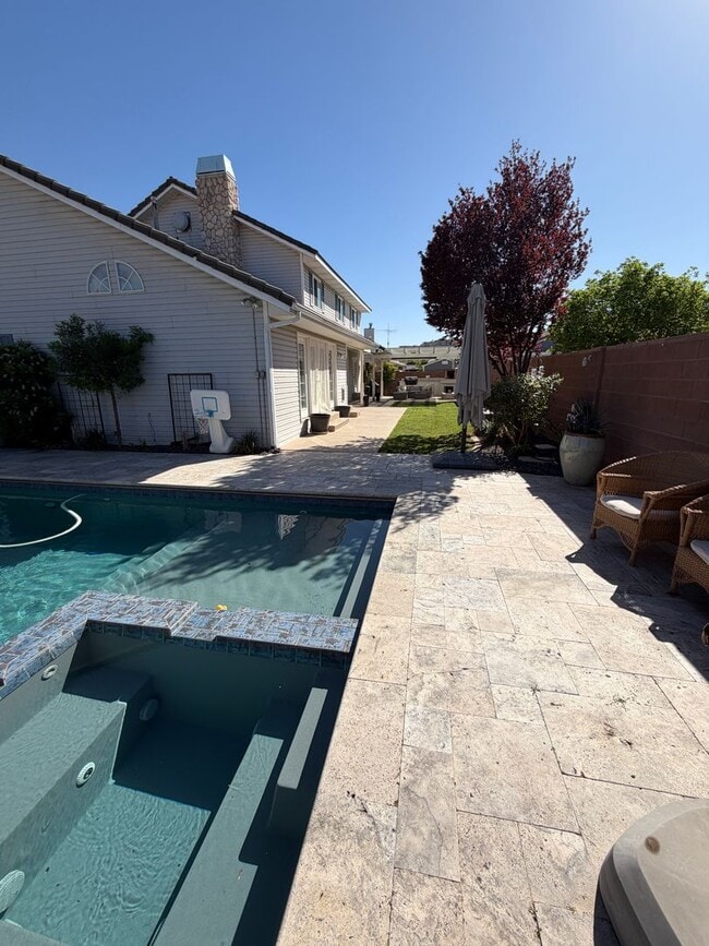 Building Photo - Beautiful 4 bedroom, 3 bathroom Home with a pool!!