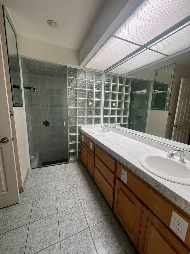 Building Photo - 3 Bed, 2 Bath in Gated Community with Lake...