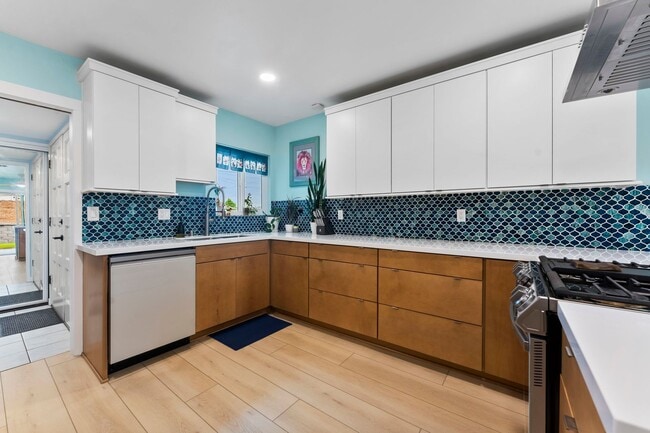 Building Photo - SPACIOUS 4 BEDROOM/2 BATHROOM HOME FOR REN...