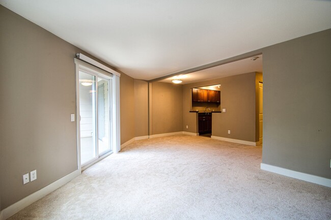 Building Photo - Redmond- One Bedroom Condo located at the ...