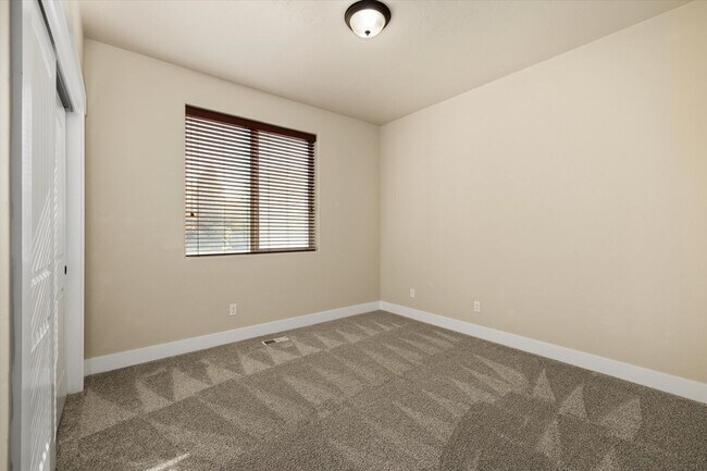 Building Photo - Spacious 5-Bedroom Home (plus bonus room) ...