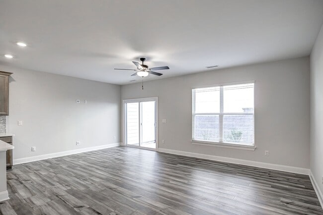 Building Photo - Updated Townhome with 1 Car Garage - close to Southpoint!