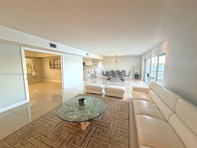 Building Photo - 879 NE 195th St