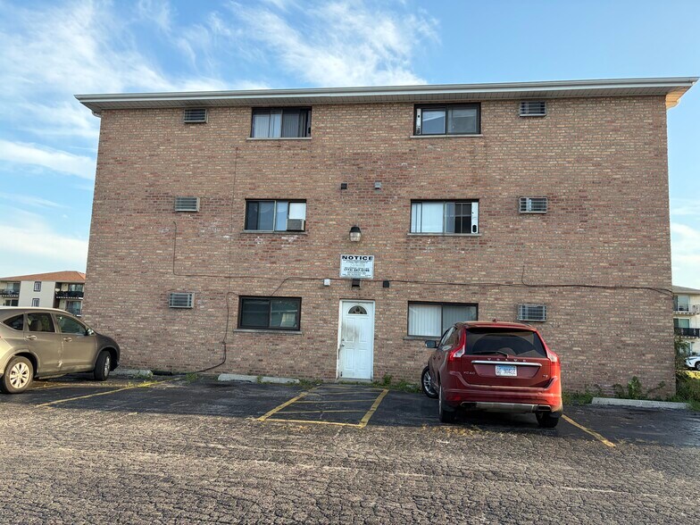 Building Photo - 7328 W 85th Plz