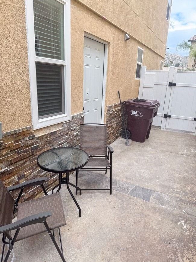 Building Photo - All utilities included -  One Bedroom Juni...