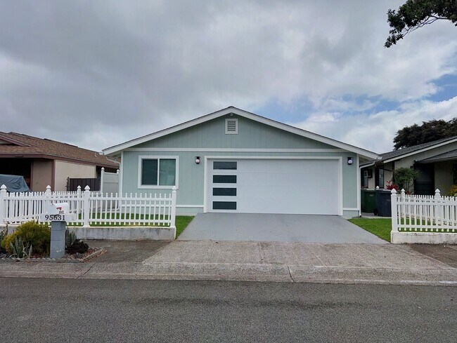 Building Photo - Mililani Town Living with PV, Tesla Batteries & EV Charger