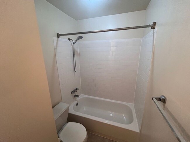 Building Photo - Are you looking for a peaceful home?