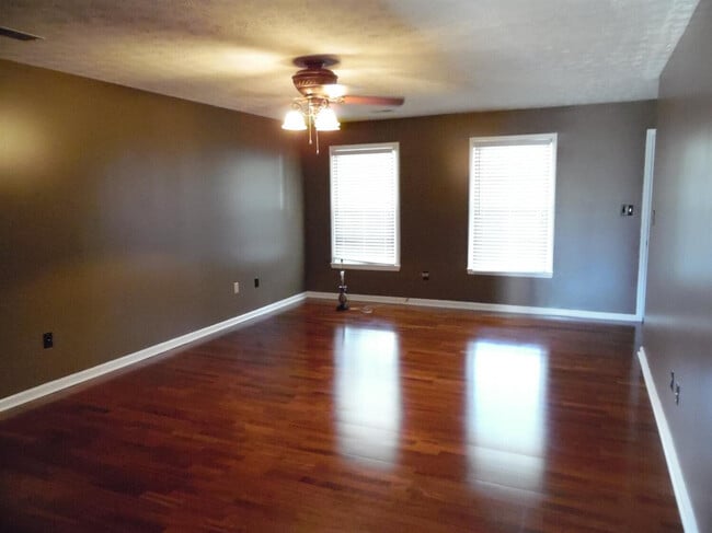 Building Photo - 1305 Amherst Dr