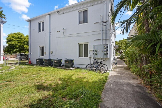 Building Photo - 8100 Crespi Blvd